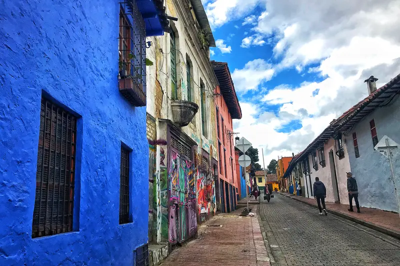 我见过不少背影宛如“艺术品”的美女，就如那位因街拍而走红的哥伦比亚女警...