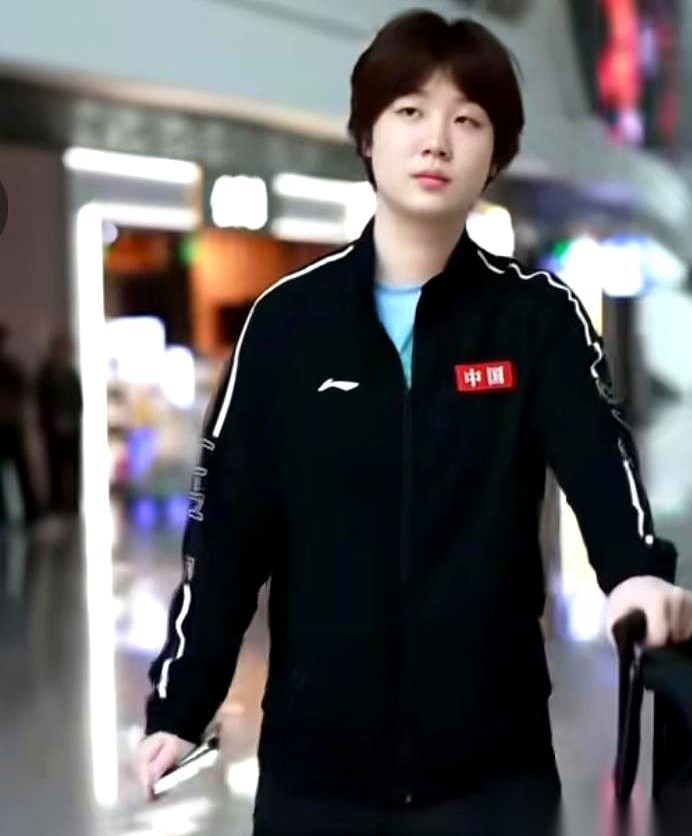 网上关于亚锦赛冷场、国乒主力退赛的讨论，吵得不可开交。
骂他们“耍大牌”的声音刚冒头，一组硬碰硬的数字直接砸了过来：国际乒坛公认的球员年度负荷红线是八十场，王楚钦一年实打实拼了一百二十九场，孙颖莎打了一百一十九场，全都超负荷近五成。
到了亚锦赛开打前，王楚钦在十八天里硬生生顶了七十多局球。赛后走下球