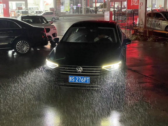 两个月前从吉林来找我买了台哈弗H6，然后今天又从吉林来找我提了台迈腾，带家人来一块捎带着玩然后见证我俩这一刻。中秋节那天说我以为他给我开玩笑的，1663公里真来了。这一路回去的风景不要太美吧！#信阳二手车
