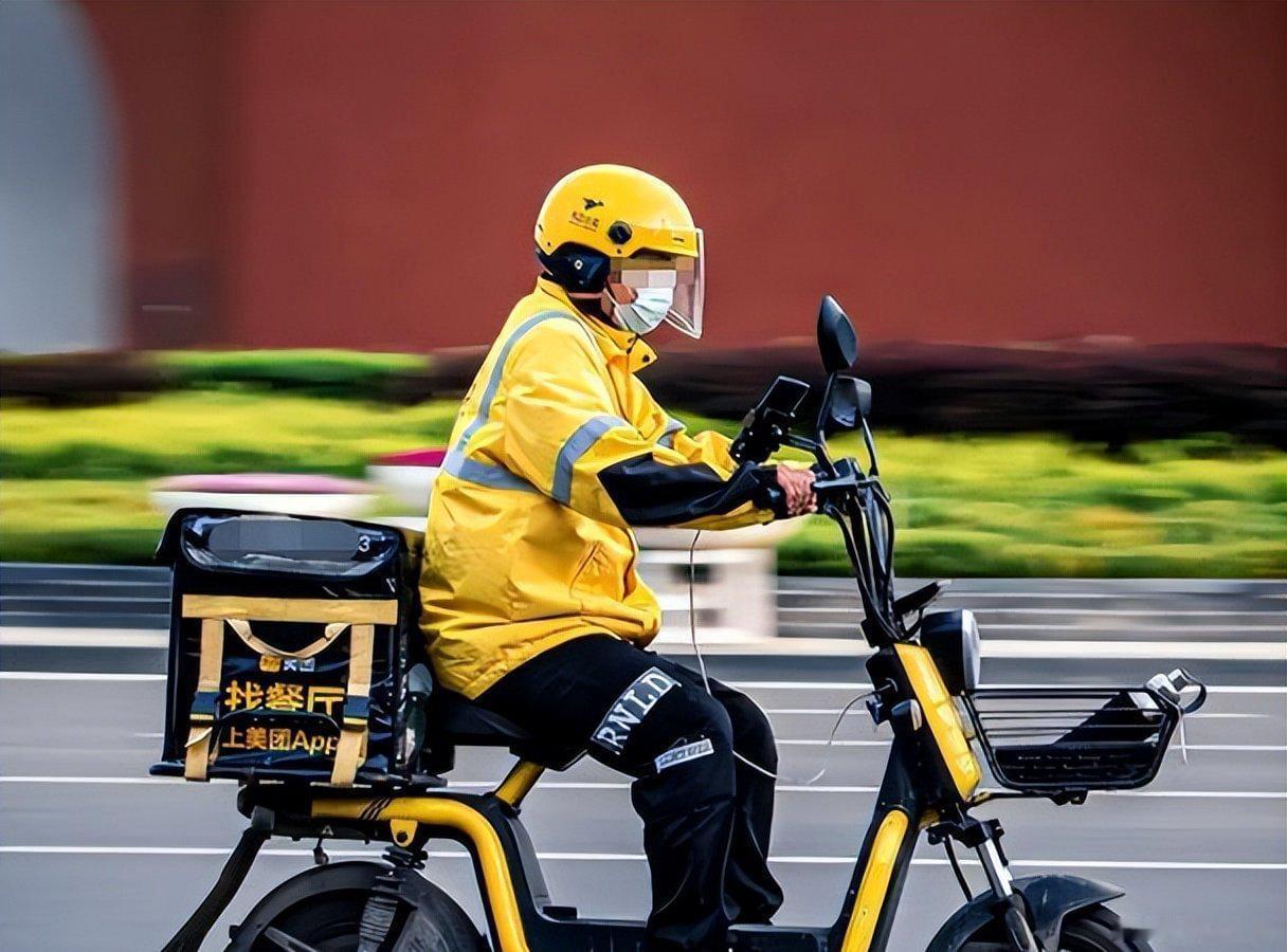 外卖骑手、网约车司机注意！你们的&34;工伤保险&34;来了，全国推开
 
      每天在路上奔波的外卖骑手、快递员、网约车司机，最怕的就是&34;出事了没人管&34;。现在，国家给了兜底保障。
 
第一，政策落定：人社部等 9 部门联合印发通知，自 2026 年 7 月 1 日起，新就业形态人员职业伤害保障试点在全国