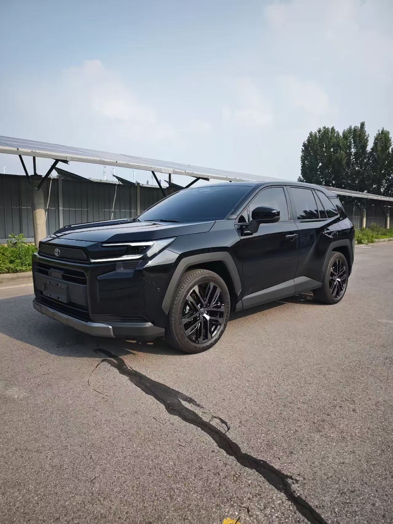 二手紧凑型SUV里面，丰田RAV4荣放是很多追求稳定耐用用户的备选车型，整车调校偏向家用，故障率控制得比较好，长途自驾也让人安心，下面整理各年款二手行情，供大家参考，免得被车商报价带偏。
2015至2018款老款RAV4荣放，2.0L燃油版本，里程10万公里左右，正常车况成交价格在5万到7.2万。2