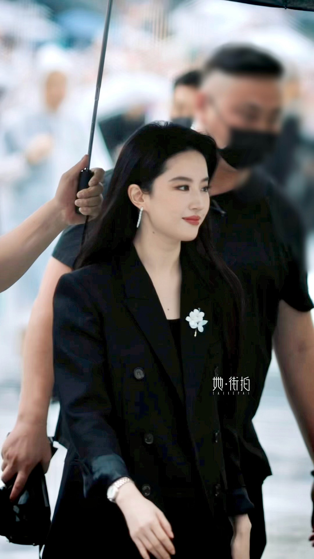 #刘亦菲[超话]#  谁懂啊！刘亦菲这次活动造型直接戳中我心，又飒又温柔，反复翻看照片根本看不够，每一帧都值得珍藏！#刘亦菲# ​