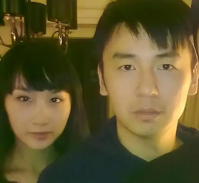 2016年，雷佳音老婆听说他和佟丽娅传出绯闻，就逼着雷佳音公开两人已经结婚的事，雷佳音不肯答应，老婆一气之下发了照片来宣示主权，没想到雷佳音接下来的一个做法让她又哭又笑。

其实圈子里相熟的朋友早都知道他俩的相处模式，一开始谁都没把捕风捉影的绯闻当回事。

可架不住营销号把片场的正常互动剪得暧昧感拉