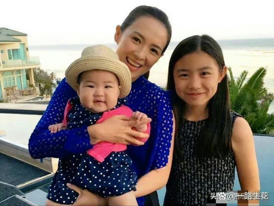 不得不感慨基因的力量太过强大！章子怡的儿子复刻了汪峰的五官神韵，如同一个模子雕琢而出，父子俩眉眼相似度直接拉满。 ​​​