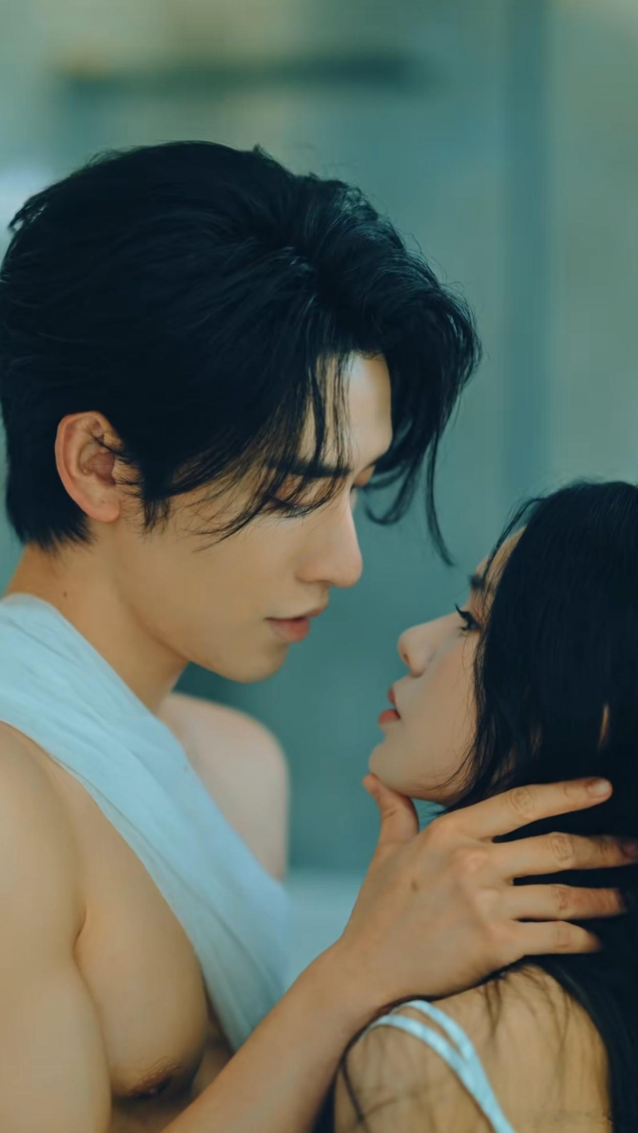 记录2026年看过的短剧之311《昼夜星辰》
1️⃣演员：申浩男（傅知昼）➕刘念（阮星辰）
2️⃣推荐指数⭐⭐⭐✨『⭐加给演技』
3️⃣推荐理由：双重人格的救赎，克己复礼，偏执疯批，两个人格在男主身体里打架，女主一路陪着把两个人格融合，故事比较单薄，镜头一直晃，切特写，拍的不咋滴[允悲]但演得 ​