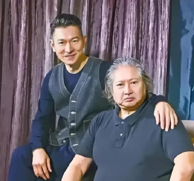 当年叱咤风云的洪家班扛把子，如今老了坐着轮椅，成天围着孙子转，连大声说话都不敢

刘德华随口爆料的这句“当了一辈子大哥，现在却怕孙子”，听着是句玩笑，细琢磨全是人走茶凉的心酸

娱乐圈这碗饭太现实了，红的时候身边全是好人，一旦没动静了连个鬼影都看不见

洪金宝自己都曾苦笑，说现在就算开口喊人帮忙，能