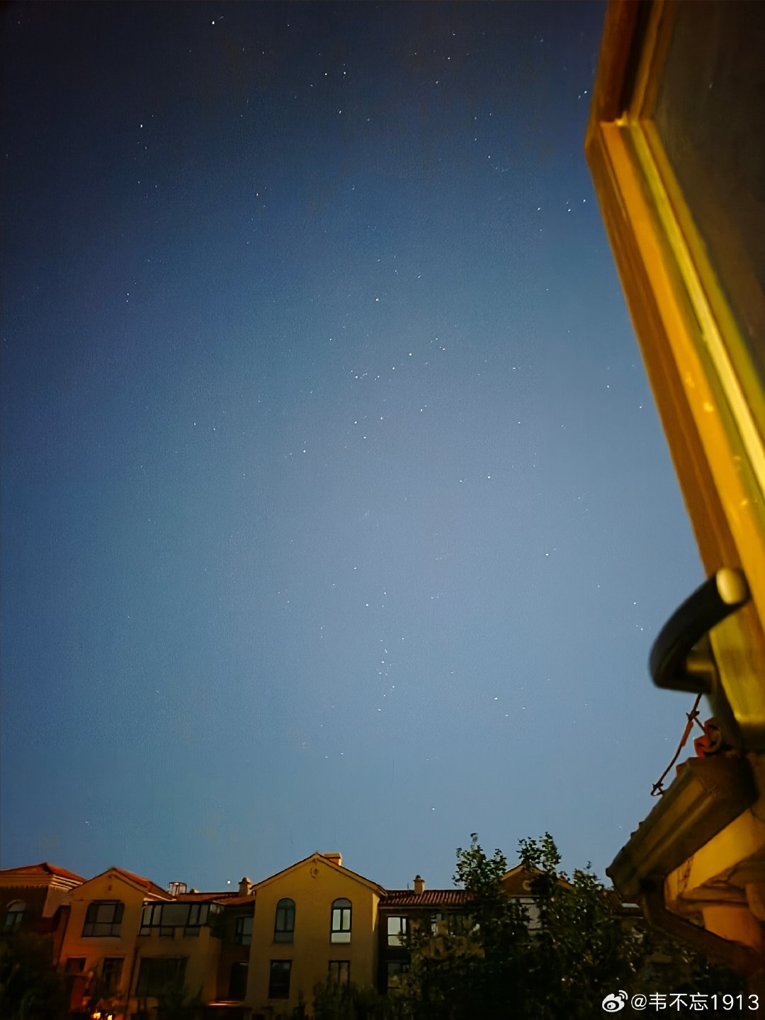 给乖关窗户

看到
满天星辰

知道我的iPhone13
拍夜景很拉胯

用主力机
vivo S30pro mini
图一 普通拍照
图二 夜景模式

可以啊
虽然星星看着
跟麻点一样
但至少能看见[doge] ​