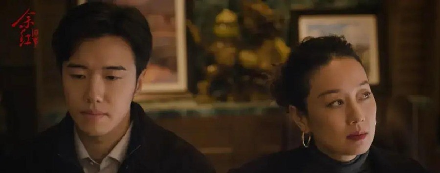 马伊琍增重十斤，烫了一头黄色羊毛卷，戴着黑框眼镜站在太原片场，路过的人没认出来。有人拍下照片发网上，评论区最高赞是“撞脸迪克牛仔”。这是2026年1月。八个月后，她演的这个东北五金店老板娘要开播了。
《余红旧事》34集，每集约20分钟，9月29日18:00在爱奇艺迷雾剧场独播。马伊琍、王佳佳、张哲华