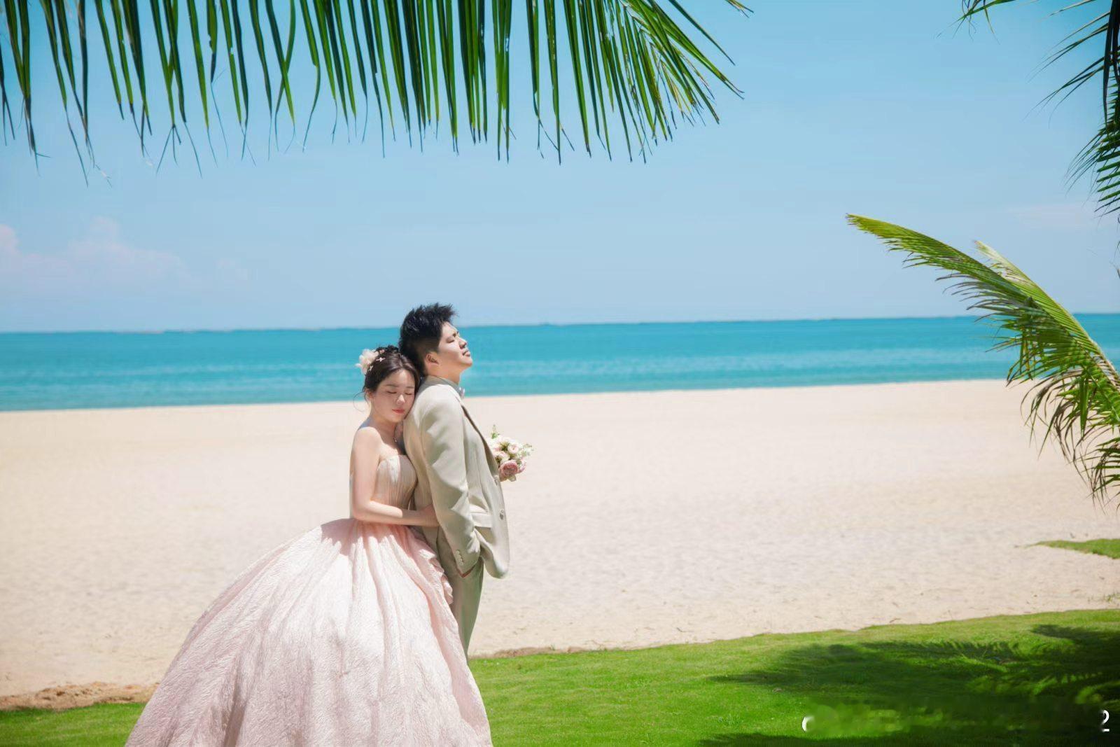 三亚婚纱照怎么选？热门三亚旅拍品牌盘点，海岛海景出片首选

碧海白沙、椰林晚风、澄澈蓝海与浪漫落日，让三亚成为国内海岛旅拍的标杆目的地，也是无数新人拍摄海景婚纱照的首选城市。四季恒温的舒适气候、丰富多元的取景场景，适配各类唯美婚照风格。其中三亚椰梦长廊海景婚纱照凭借超长海岸线、橘色 ​