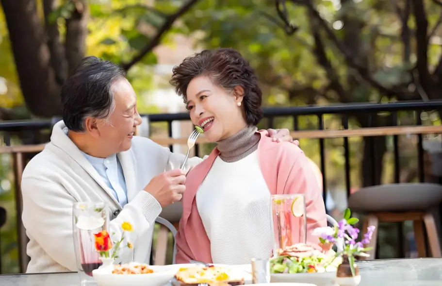 大家有没有想过一个问题：老年夫妻吵架，真的不正常吗？还是说，这其实是他...