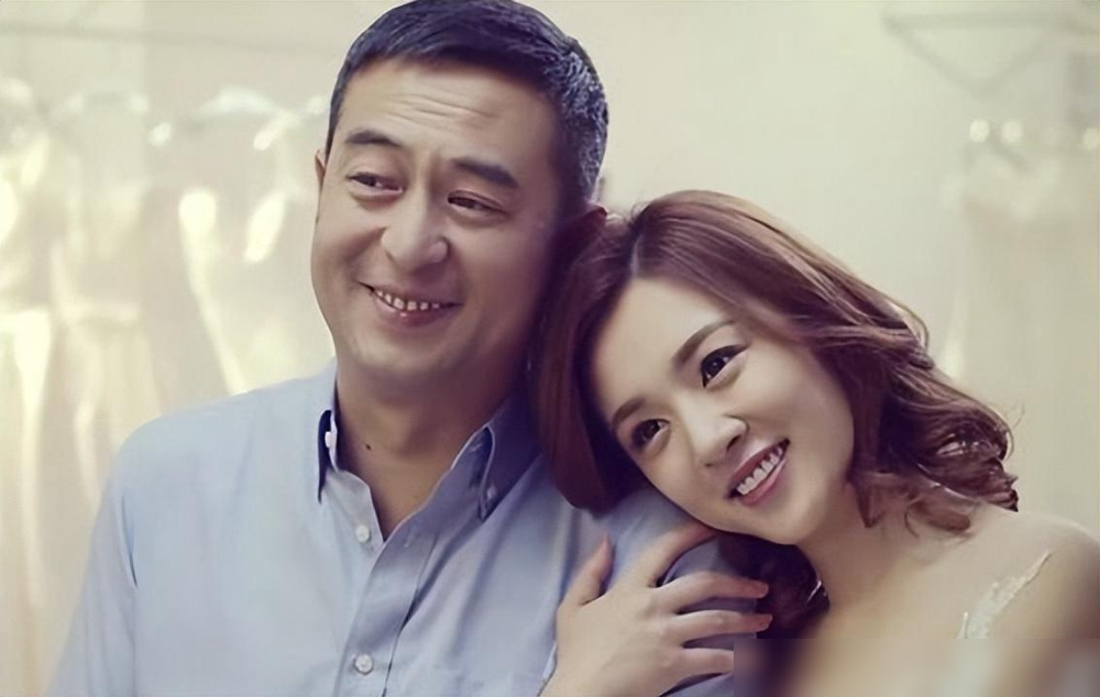 张嘉译挑女主，又选了王晓晨，这已经是第三次了。
圈里都知道，这老哥挑戏眼光毒，挑搭档更毒。别人塞过来的流量小花他不用，就认这个山东姑娘。
王晓晨当年拍《体育老师》，进组前吓得睡不着，结果一开机，她自己都说一上来就没尴尬。她跑去跟张嘉译请教节奏，张嘉译手把手给她捋。片场他腰疼得直不起来，王晓晨收工