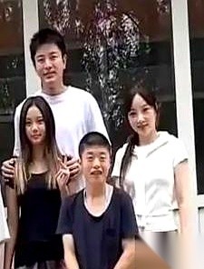 网传的一段公益视频里，贾乃亮和李小璐带着甜馨，一家三口罕见同框了。
全网的吃瓜群众立刻支起放大镜，有人等着抓“尴尬黑脸”的瞬间，有人到处扒“复婚”的蛛丝马迹。
但视频一播，吃瓜群众全扑了空。
画面里根本没有什么狗血剧，也没有刻意的煽情。只有一个女孩站在中间，嘴角的弧度就没掉下来过。
这些年，网友早就