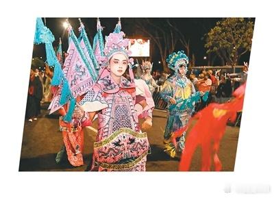 【当中国古典舞、川剧变脸遇上弗拉门戈——“05后”华裔姐弟在南非玩转“中国风”】
　　每周五傍晚6点，南非开普敦维多利亚港海面浪花翻涌，海面上传来阵阵龙舟鼓点。桨叶齐齐切入水面，开普敦华人社区的龙舟爱好者们齐聚于此。今年18岁的黄妙妍和17岁的黄尚敬参与其中，跟随着鼓 ​