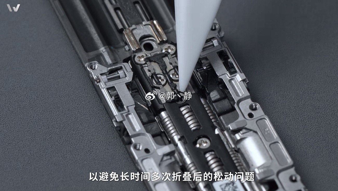 #iPhoneDuo屏幕开裂#网图几乎都是同样的地方，那大概率就是脚链问题。左边是华为Pura X Max，右边是iPhone Duo。 ​