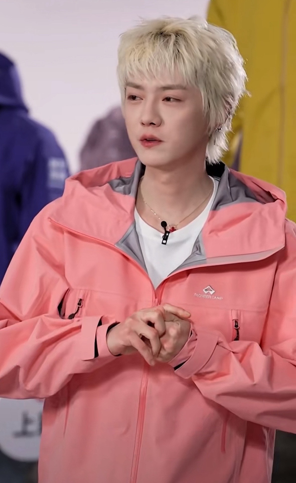 这个鹿晗，下了直播之后没多久就发微博解释，让我们再等等他的头发，哈哈哈，最开始只有文字，后面又加上自拍啦，臭美哥拓路者全球品牌代言人鹿晗