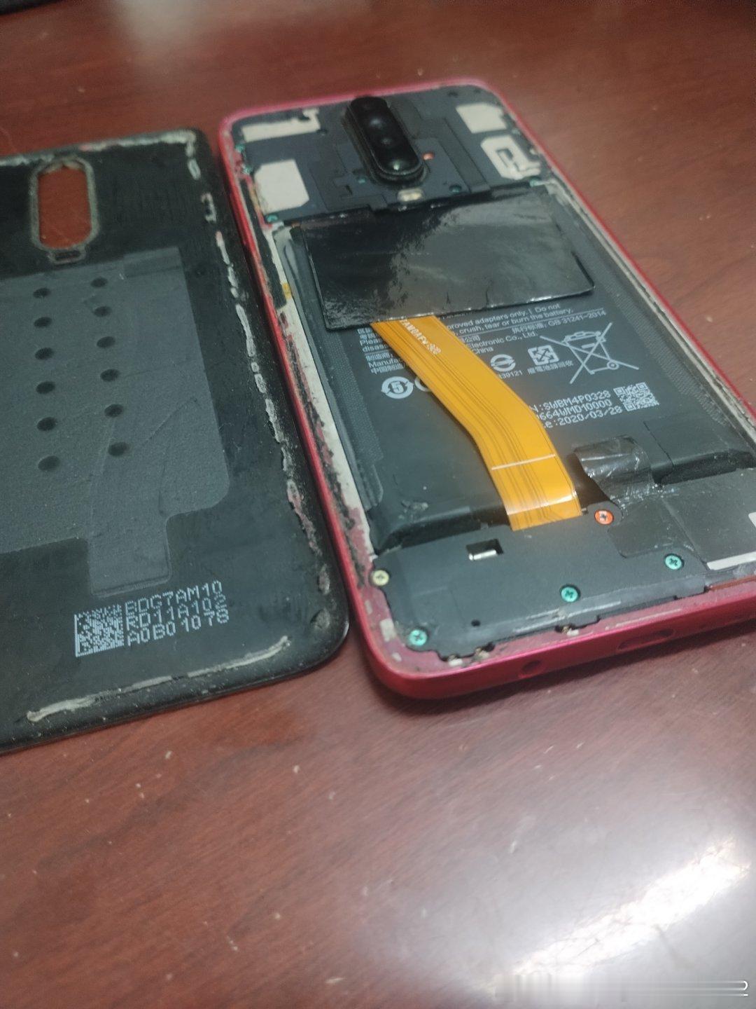 雷总最近忙着造车，不知道能不能关心我们手机用户的需求和心声呢，这个红米手机用了这么多年，一直是充电口充不进去电的问题，作为主打性价比的米粉，充电口问题我都换了三次了，当然不是找咱们专卖店换的，所以也有部分技术原因，这次又是充不进去电了，但是这次不想再换充电口了，已经不合算了​