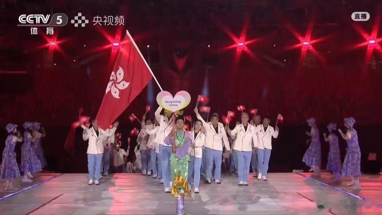 #霍家两代人见证香港体育突破##亚运会港队旗手是杨博文沈晓榆# 沈晓榆是武术运动员，霍英东当年就支持武术发展，如今霍震霆见证她当旗手，太有缘分了。 ​