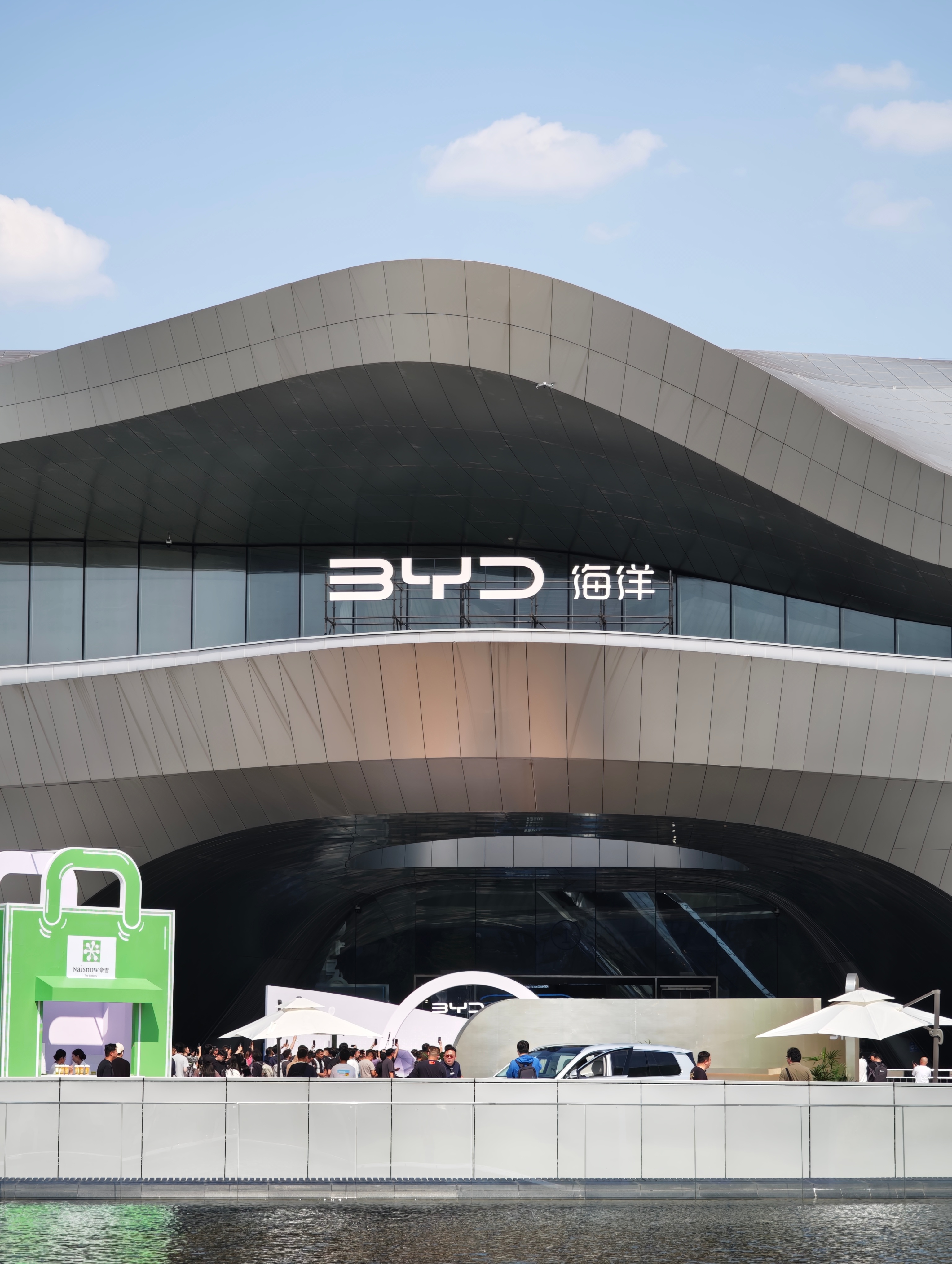 #海狮08正式上市# 和海豹08一样，它也采用了巴斯夫清漆。
这是是奔宝保等豪华品牌原厂常用的漆料，具备高硬度与抗刮擦表现，有着优异的耐候性。它的流平性好，漆面能呈现镜面般的高光泽，影像清晰度高，且抛光性能出色。
用通俗的话讲，就是整车看起来更亮，开了很多年也能持久保光，就像王阳一样。 ​
