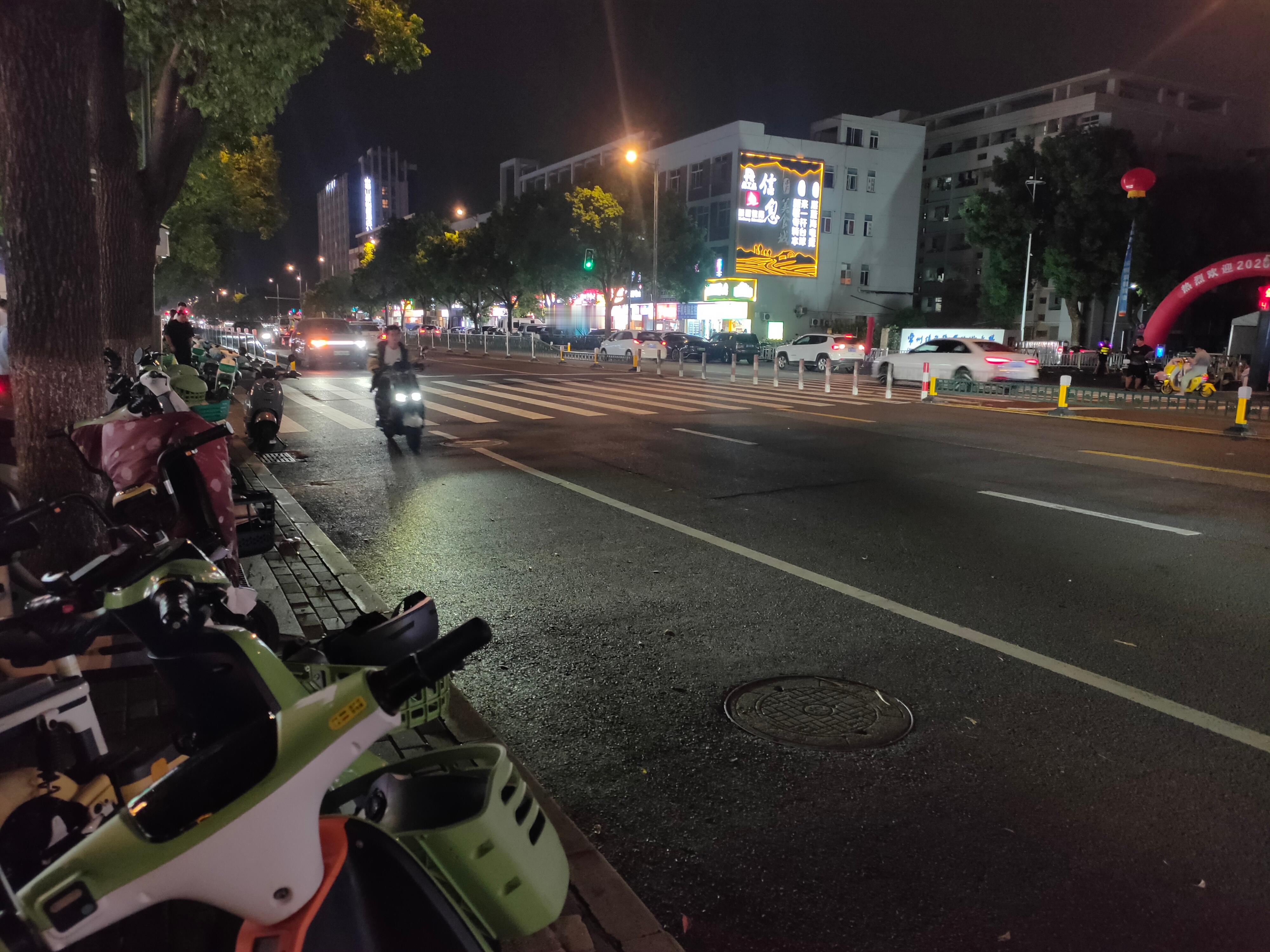 酒驾  交警 检查
今年第一次遇到查酒驾，以前都是大流量的路口，红灯时随机抽查，这次见到正规很多，三车道一个是公交车专用道，剩下的两车道封闭中间车道，两辆警车警示，来的方向几十米放了几个指示牌和好多停车桩，7个交警准备工作都有十几分钟，现在酒驾的少很多，网上还是能看到不少人侥幸不叫代 ​