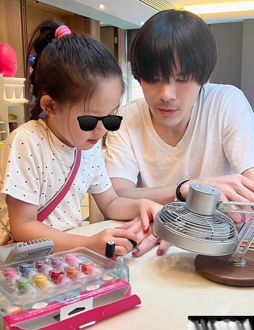 向佐晒一对儿女近照，郭碧婷也出镜，真是幸福的一家子！ 
话说，向佐的女儿和儿子同框给人一种姐妹的既视感，儿子头发好长了，个子也好高了。 ​