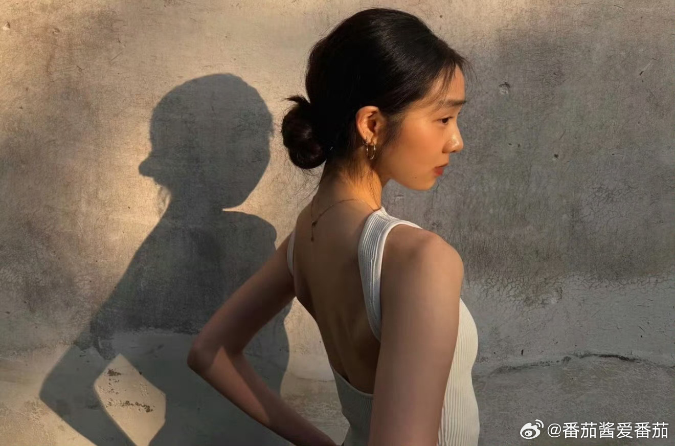 2026年10月的乌镇戏剧节上，20岁的黄忆慈（黄多多）因全程为父亲黄磊担任英文翻译再次成为焦点，一口流利口语和松弛的社交姿态，让网友感叹当年《爸爸去哪儿》里的小姑娘已能独当一面。  一、翻译现场表现