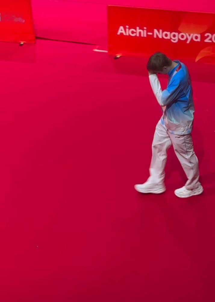 石宇奇2：0干掉世界第一乔纳坦，5：0开局直接把印尼打懵。可国羽男团还是2：3输了。决胜盘翁泓阳0：2崩了，第二局13：21，19岁小将把他按在地上摩擦。
颁奖结束，石宇奇一个人躲着抹眼泪。前面四盘拼到2：2，梁伟铿王昶那盘三局苦战，何济霆刘毅也拼了，全队把命都豁出去了。
他赢的那分，成了空砍。