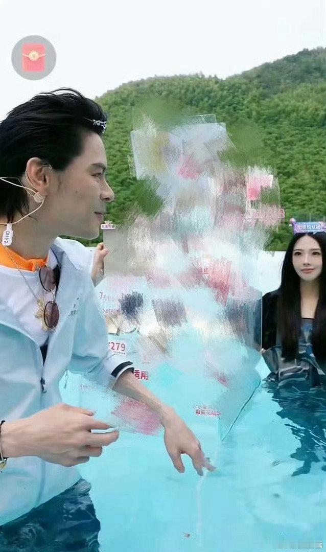 #向佐助播撞脸郭碧婷#向佐直播出镜，不少网友一眼惊呼撞脸郭碧婷，柔和的神态氛围感相似，同框既奇妙又有喜感，引来大家热烈讨论。 ​