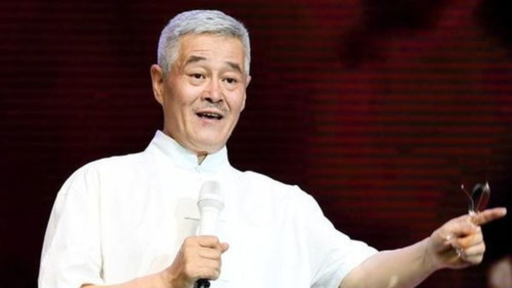 你知道吗？赵本山演穷人的真实感，是后来很多演员都很难复刻的。
他不用刻意扮苦，就往那儿一站，中山装的褶皱里都藏着生活的细碎痕迹。《就差钱》里把钱藏进鞋垫的细节，那句“我这辈子就差钱了”的台词，没有刻意卖惨，却把农村老人要强又窘迫的状态演得入木三分。
这份真实不是凭空来的，是他从小在东北农村摸爬滚打，
