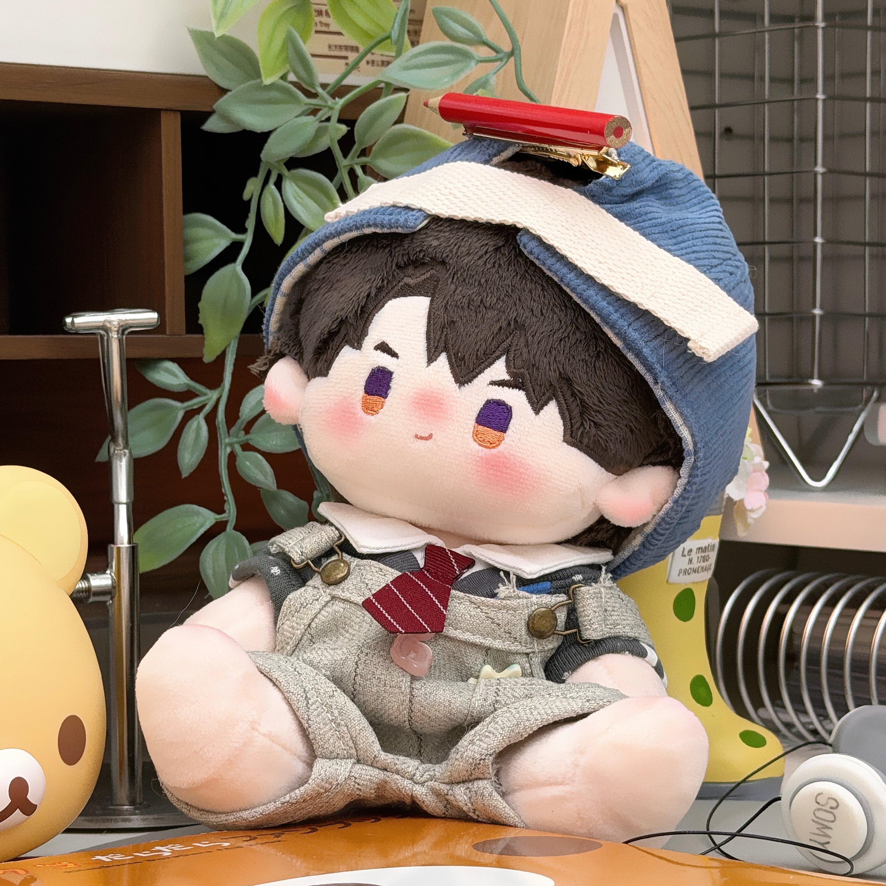 [深空夏以昼] #夏以昼# 🧡#恋与深空#💙
宇昼小豹的OOTD 🐆

与小苹果们分享一下宇昼小豹试穿其他款式娃衣的上身效果。

宇昼小豹为20cm定制长腿体，市面上许多常规20cm娃衣可以通穿；但因是特殊长腿版型，部分普通20cm娃衣上身会出现偏大的情况。
后续小贺会拍摄更多不同20cm娃衣的上身图放出， ​