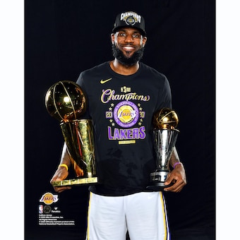 詹姆斯是NBA历史硬成就最顶级的球星之一（4冠4FMVP4MVP、历史得分王），但舆论分裂极其严重，本质不是单纯实力问题，是价值观冲突、篮球审美、关键履历、网络叙事多重叠加的结果。
 
一、支持者眼中的伟大
 
1. 全能与生涯耐久天花板
能在三支完全不同阵容的