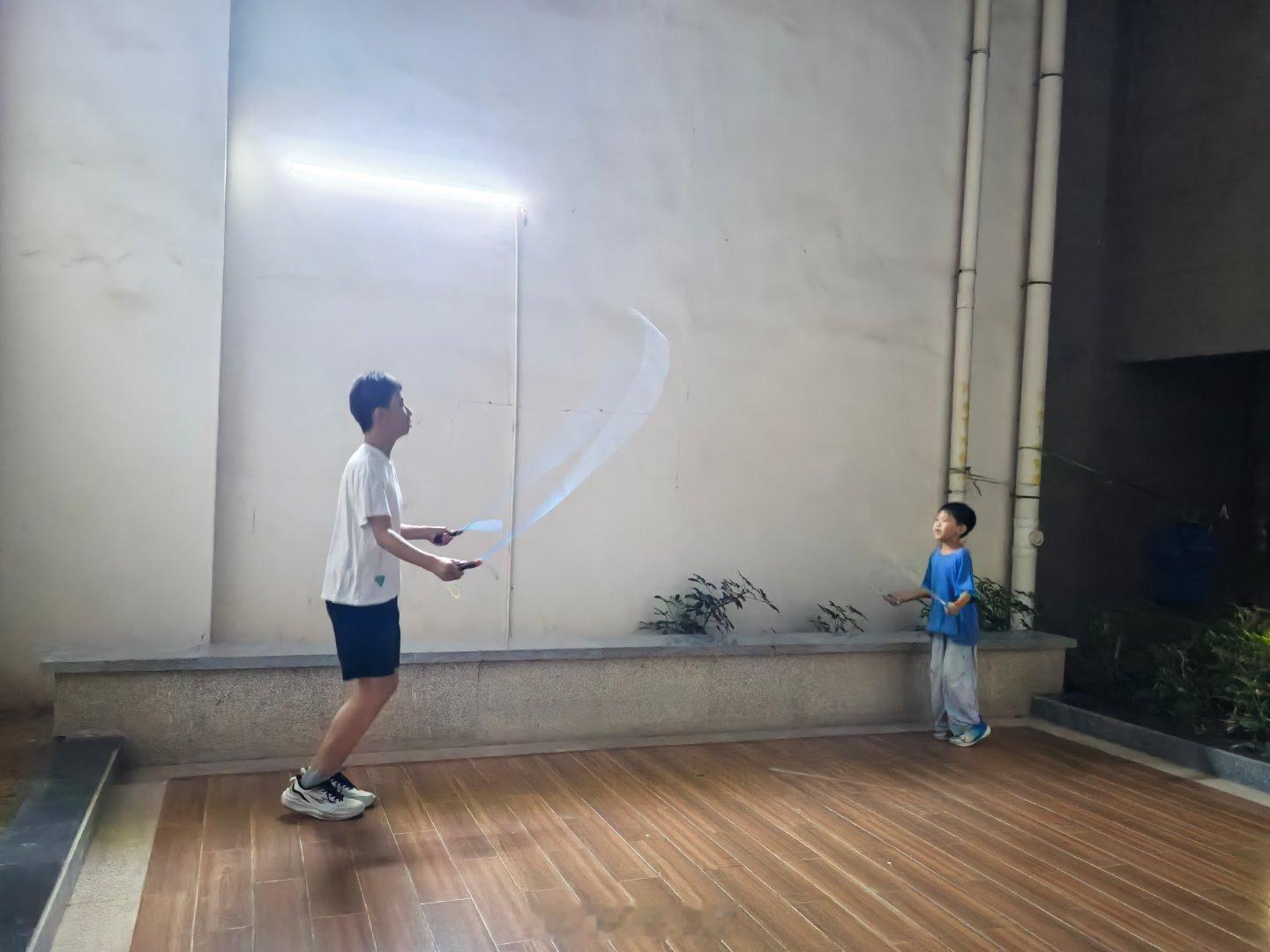 哥哥要开始坚持跳绳计划

弟弟已经坚持小半个月了

希望这回能长久坚持下去

#名古屋亚运混双决赛##国家队祝贺国乒混双冠亚军#
遗憾痛失男团冠军，还好，女团，混双都拿到了

国乒太帅了 ​