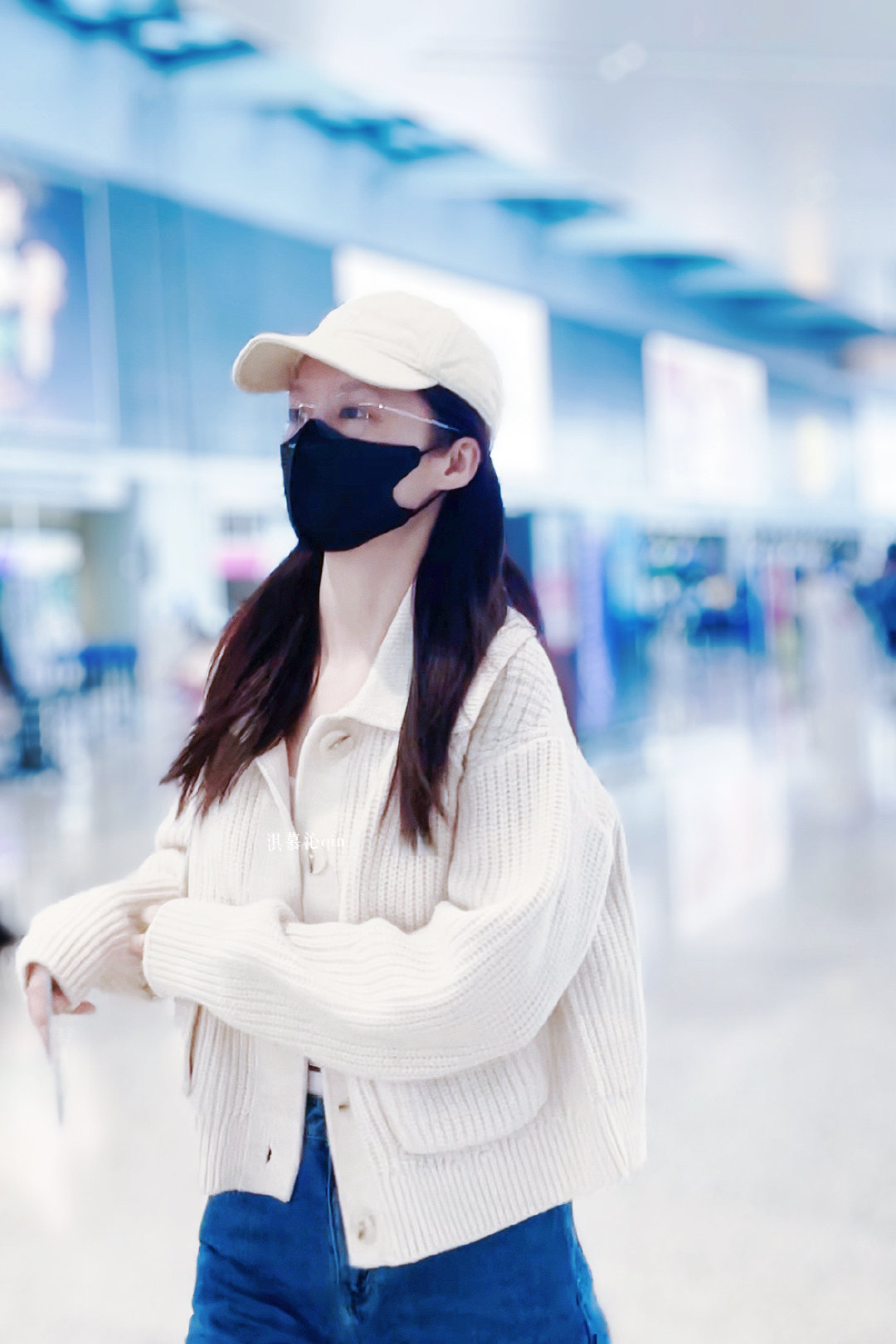 #李沁[超话]#  261017 SHA🛫  延迟分享

#李沁醉梦开场既下线# ​