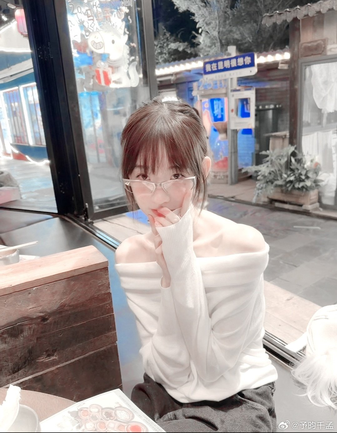 #张艺凡[超话]# [打call]#青年演员张艺凡# [打call]#张艺凡未来可期# 好喜欢这两张高饱和[哇]​