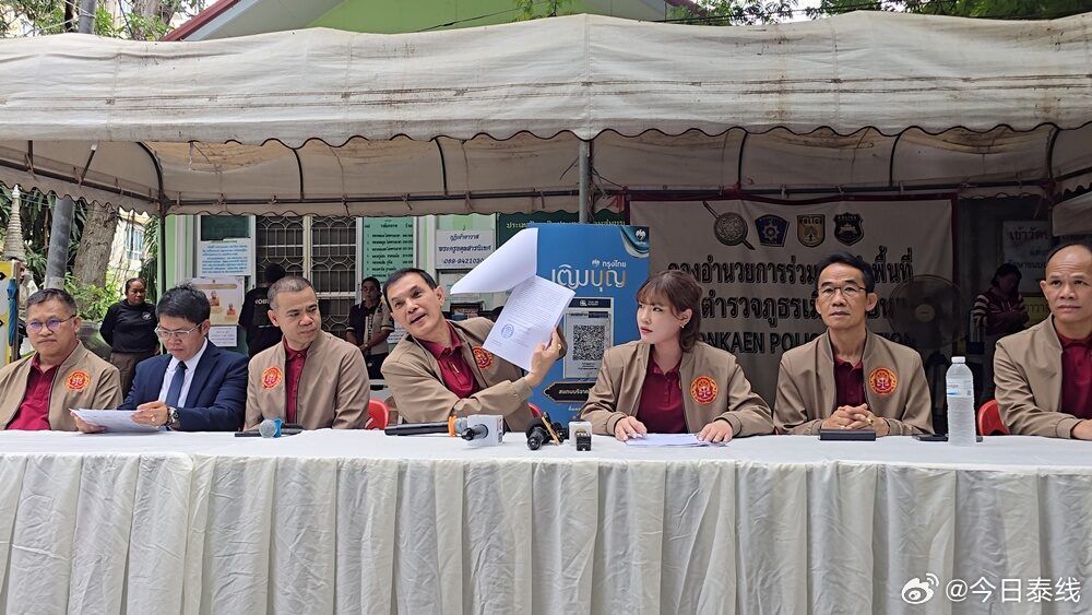 孔敬寺庙土地争了半天，最后直接过户给寺庙！住持选择原谅公开骂他的人，但另一拨人想撤案也撤不了
 
这场寺庙土地纠纷，今天终于出现了一个挺关键的结果：约21莱土地，正式登记到了寺庙自己名下。

9月16日，孔敬府阿杜拉兰森林寺住持带着律师团队前往孔敬土地局，完成土地权属变更手续。原本登记在捐 ​