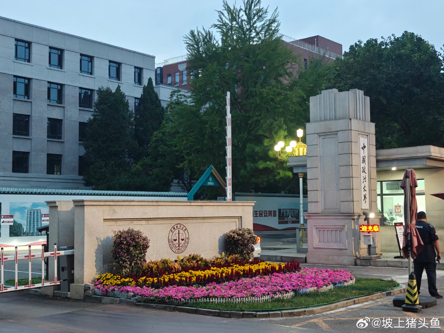 #欧一航[超话]# 在中秋节到访了欧老师的母校！ ​