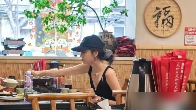 孙千在巴黎穿着CELINE被夸成神，回国吃碗面就被骂“丑成路人”。
就因为她素颜、穿个大T恤，坐餐馆里低头扒饭，被人偷拍发上网。评论区直接炸了，说她跟《早春晴朗》里的尚之桃判若两人，脸垮、没星味。
可那是剧啊，打光、妆造、滤镜全拉满的角色。戏外她早说过，自己就是普通人长相，也有外貌焦虑。
一边