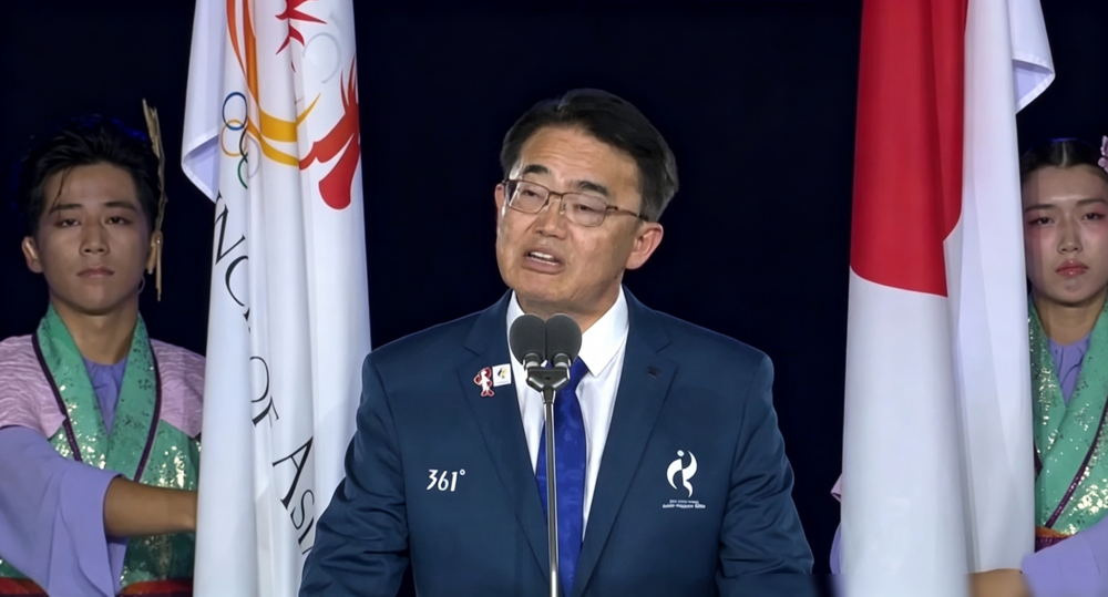 票卖光了，看台却空一大片，爱知名古屋亚运会开幕式刚结束就翻车了。
9月19日名古屋瑞穗公园竞技场，天皇皇后都到了，组委会主席大村秀章台上说着用体育把亚洲团结起来，镜头一扫，成片空座。
网友直接开怼：票呢？说好的售罄呢？
更离谱的是，日本独家转播商TBS把开幕式塞进付费平台后台，免费频道同一时段