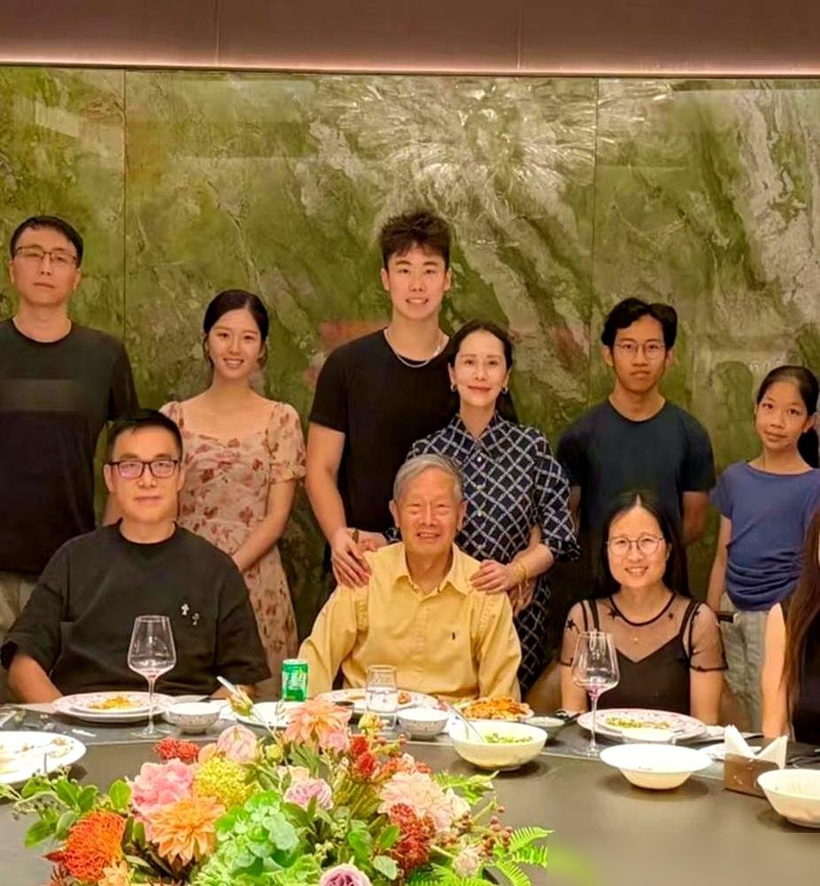 48岁海清被19岁儿子从背后一把搂住，评论区直接炸了。
有人说没边界感，有人说太腻歪。可你再看看这孩子，身高一米九，画画拿奖，游泳拿牌，钢琴弹得溜，周杰伦演唱会还陪着妈去。
关键不是这些。是海清排练话剧瘦到脱相，儿子天天变着法哄她吃饭。成绩单往桌上一拍，妈你别愁了。
那些张口闭口“边界感”的，