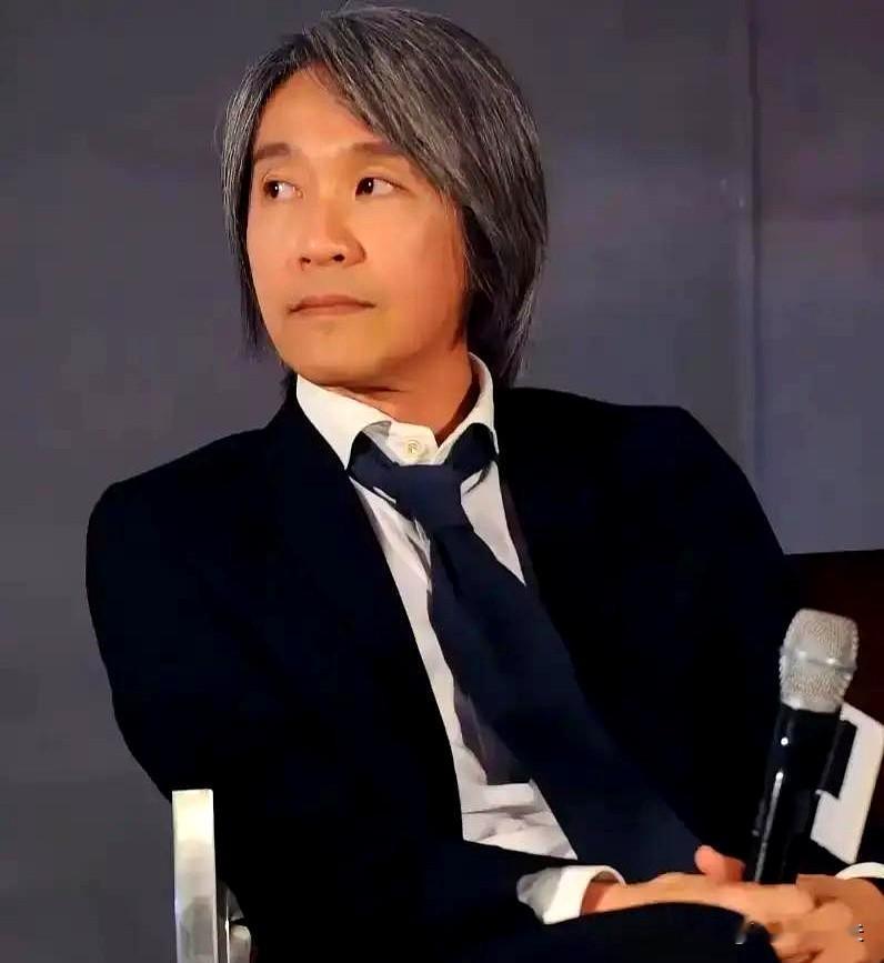 华表奖那次，镜头扫过一把空椅子，旁边写着“周星驰”。
冯小刚坐下时，笑不出来，却说“意料之中”。
后来在节目里，他被问最看不惯谁，脱口一个名字。
往前翻，当年他为《功夫》跑去客串，提前四天进组，台词自己打磨，一条通过；再拍《天下无贼》时发出邀请，被回“没合适”；等《长江七号》首映，他带徐帆去站台；轮