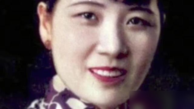 她往那一站，宋美龄的魂就回来了，可弹幕里全在扒她的亲爷爷。
柯蓝演宋美龄，脸上没什么厚粉，眼角的细纹都看得清。换别人早被骂丑了，她却硬是靠几句台词、几个眼神把场子镇住。观众说这才叫演戏，不是来走红毯的。
翻她老底才吓一跳，亲爷爷是开国上将钟期光。这出身，想红太容易了。可她偏不吭声，几十年从配角熬