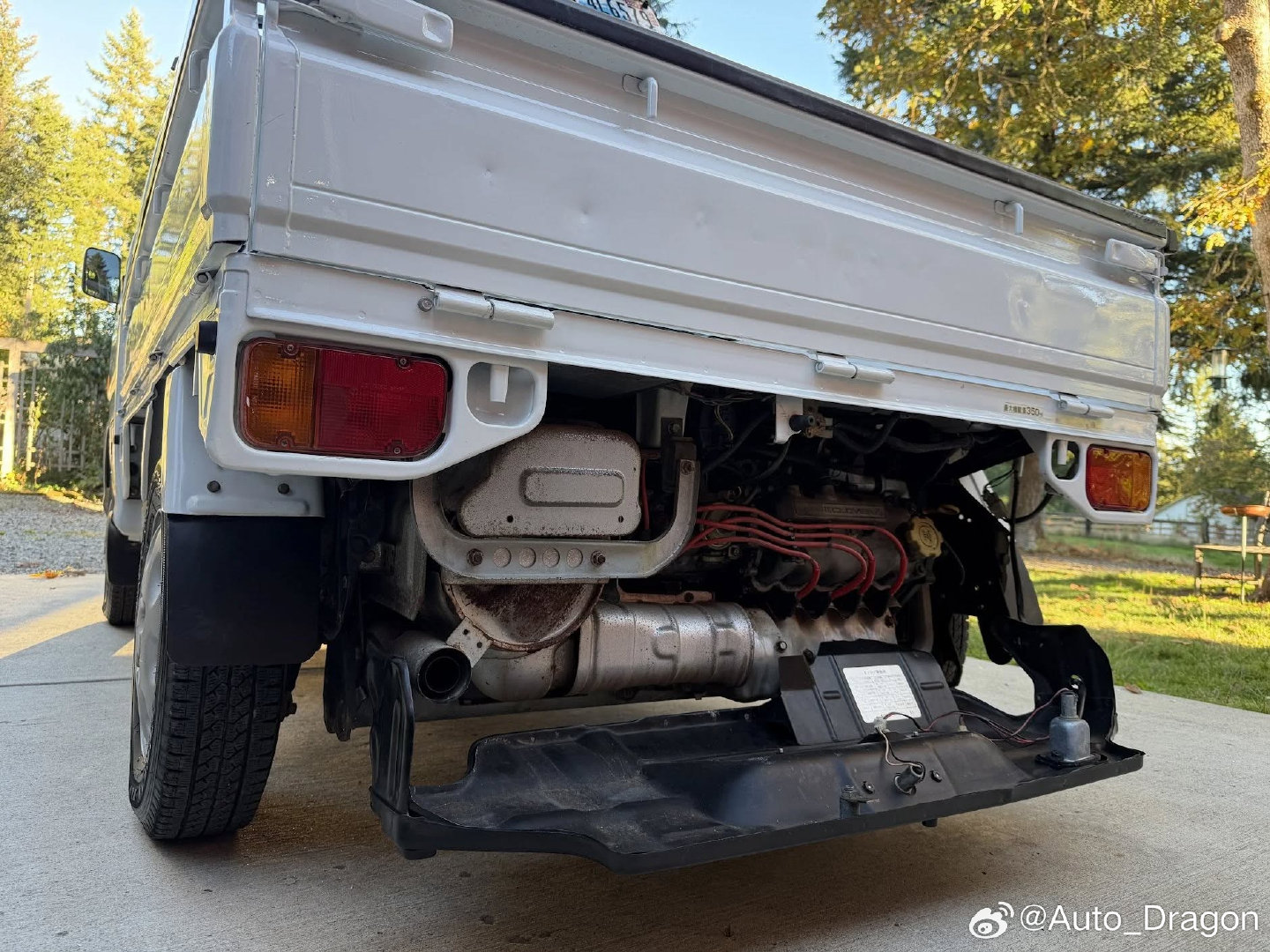 日式皮卡 Subaru Sambar vs. 美式皮卡 Ford F-150，这就是为什么不要在美国开日式Kei Car。[泪]
斯巴鲁 Sambar 应该算是体验后置后驱＋手动挡驾驶乐趣门槛最低的车之一了吧。[doge] ​
