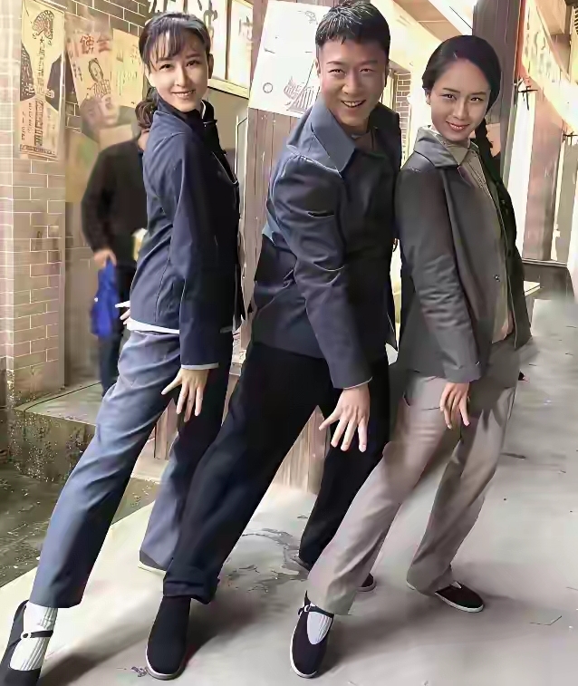 童年回忆！孙红雷带着两位女神片场放飞自我，年代服也挡不住有趣的灵魂。拍戏是专业的，玩闹是认真的，这轻松的氛围感，看着都跟着开心，太有意思了！