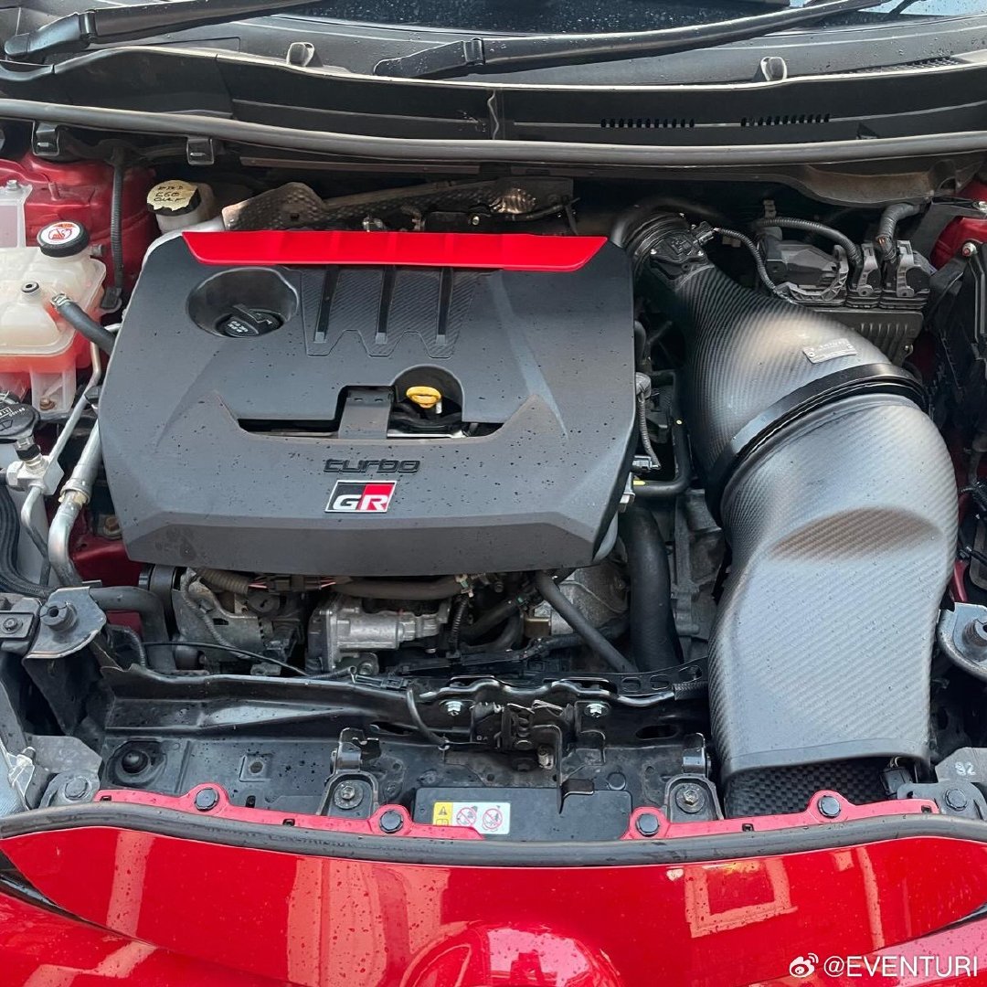开盖即心动：GR Yaris × Eventuri 碳纤维进气，颜值和马力一起涨。#eventuri##gryaris# ​