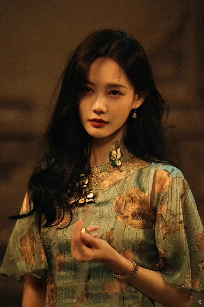 #李一桐抛媚眼给瞎子看##李一桐新剧抛媚眼给瞎子看#
李一桐太擅长眼神戏！《我不是大师》江飞燕，抬眼低头皆是戏。网友评价抛媚眼给瞎子看，是对她眼技的认可，眼神兼具风情与深度，表演克制又充满力量。 ​