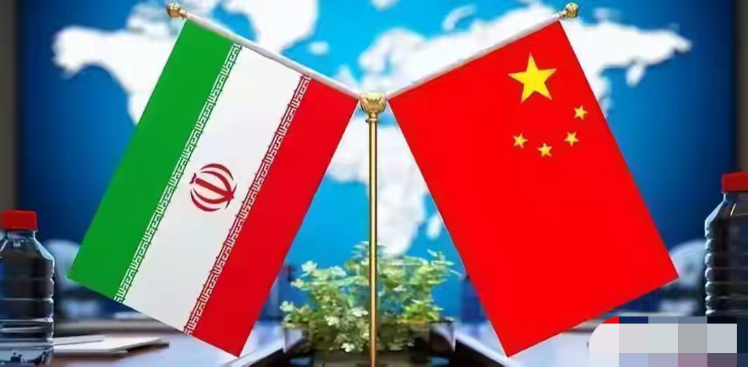 风向突变！伊朗突然放下强硬姿态，暗藏大国博弈残酷真相

伊朗突然变调，中国看懂危险信号：大国较量，不是导弹而是断路曾经拿着霍尔木兹海峡当“王牌”，动不动向美国亮肌肉，如今却开始喊“团结”。不是伊朗不敢硬碰硬了，而是它终于看清：现代大国较量，最狠的战场可能不是导弹横飞，而是金融、贸易和支付体系的无声绞