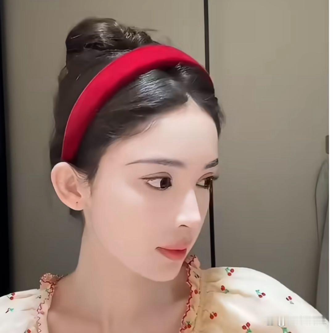 娜扎直播卸妆，被调侃卸了个寂寞，她按完整流程
卸掉眼妆粉底，全程没有刻意遮挡，卸完之后的五
官状态和带妆时几乎没有差别，只有唇色稍微变
淡，早年她参加综艺偶像来了当众卸妆，就已经出
现过妆前妆后差别极小的情况，她本身骨相立体
肤质好，也从不刻意遮掩素颜，大家觉得这皮肤好
不好？ ​