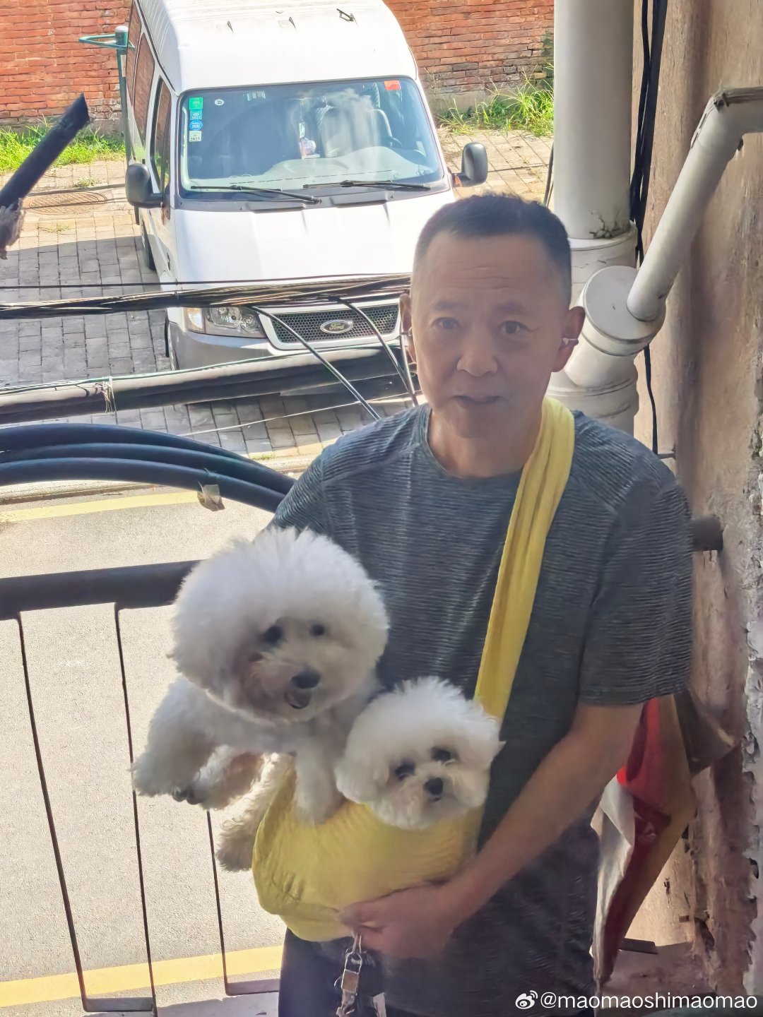 新座驾。小新的奔驰来了。感觉回家越来越接地气了。 ​