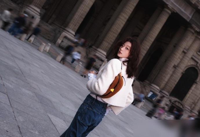 巴黎看秀生图刚刷屏，转头就传出孙千要把Celine换成Burberry。
这姑娘真把《早春晴朗》吃透了。尚之桃那个角色，上线四天优酷热度破万，收官当天市占率干到40.3%，连网飞全球榜都挤进前三。剧爆了，人也没闲着，年代剧悬疑剧排着队上。
采访里她说最狠的一句话：我是事业脑，中间插播几个恋爱。原