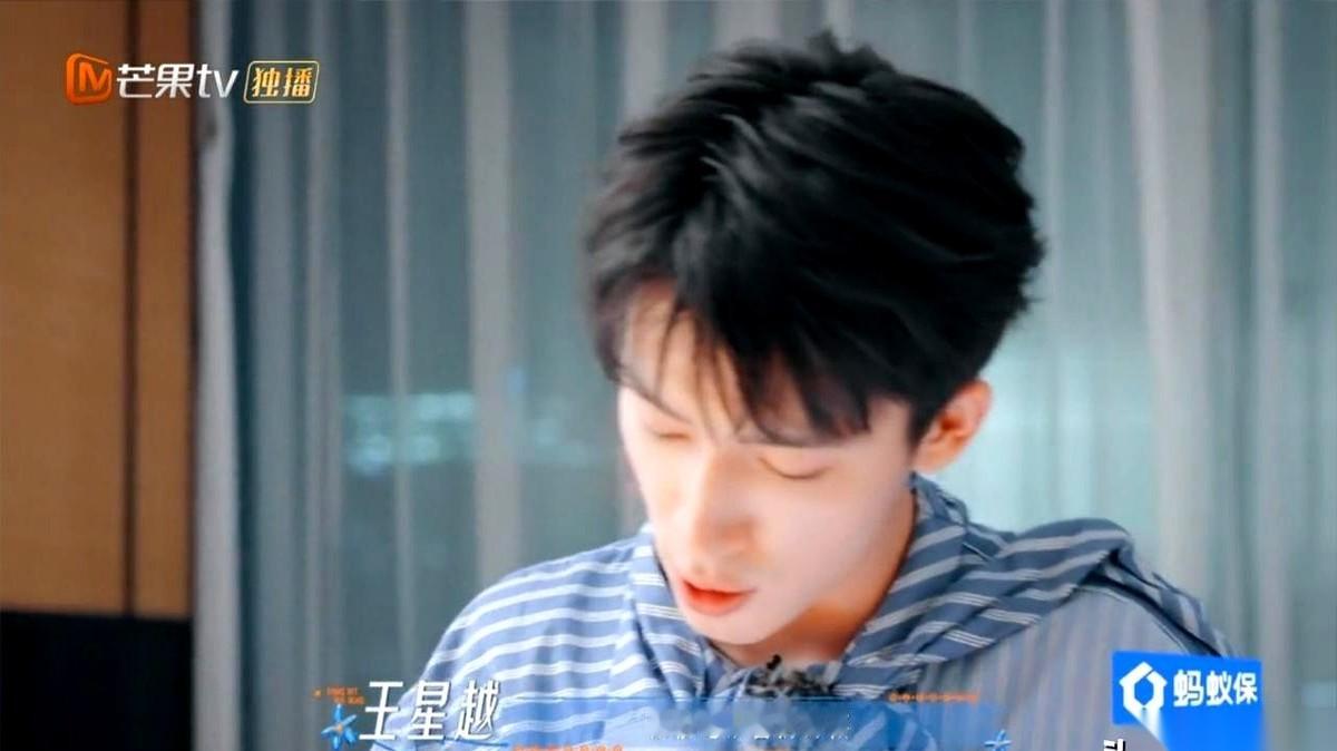 综艺镜头前，王星越捏着手机，迎来了他当“光杆导游”的第一场硬仗。
第一站就自己一个人挑大梁，身边连个商量的搭档都没有。他果断拨通了王安宇的电话场外求助，试探着抛出个行程安排：“要不，安排大家在家里做顿饭？”
电话那头，王安宇没立刻顺着他的话头给建议，而是轻轻笑了一声。紧接着，一句话顺着听筒传了过来，