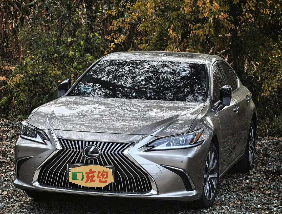 听说小红书卖车很快 个人一手车
车辆型号：2020款 雷克萨斯es200
上牌时间：21年6月
行驶里程：8.7万公里（实表，可查维保记录）
车身颜色：钛银（加价15000提成车）
车辆级别：C级豪华轿车
内饰颜色：咖色内饰
变速箱：自动
排量：2.0L
燃油标号：92号
无重大事故、无泡水、无火烧
内饰干净整洁，座椅无破损，空调、音响等功能全部正常；
个人自用一手车，两三处小刮痕 ，有意向的私我